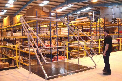 Mezzanine floor with integrated goods lift