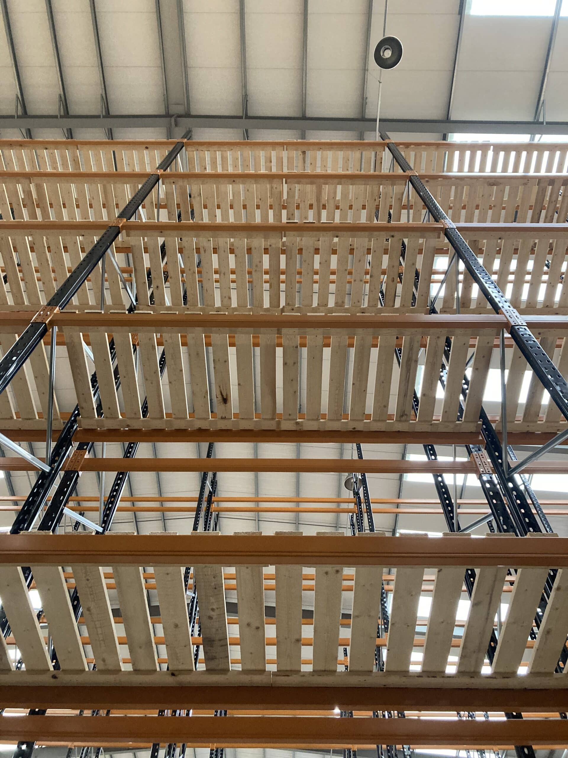 Tall pallet racking decking unit